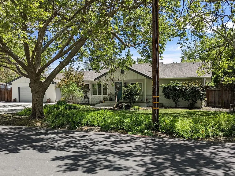 22 Vista Dr — Photo 1