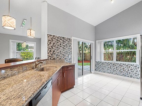 3rd image of 4030 Laurelwood Ln