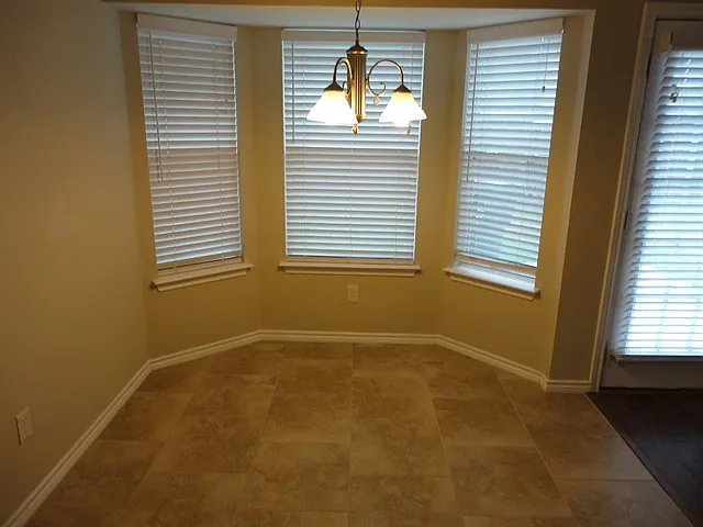 3 bed, 2.0 bath, 1390 sqft, $2,135 — Photo 4