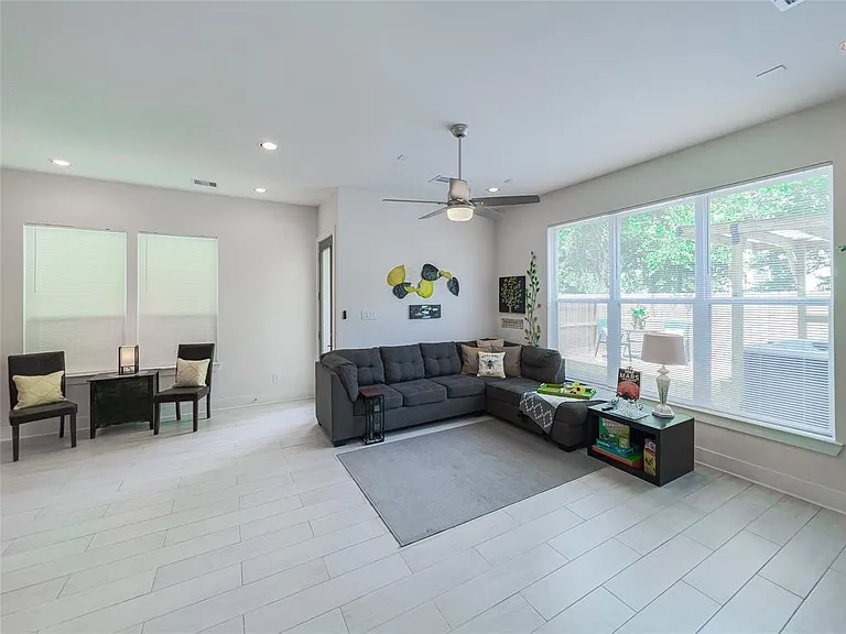 2404 Saint Charles St — Photo 11