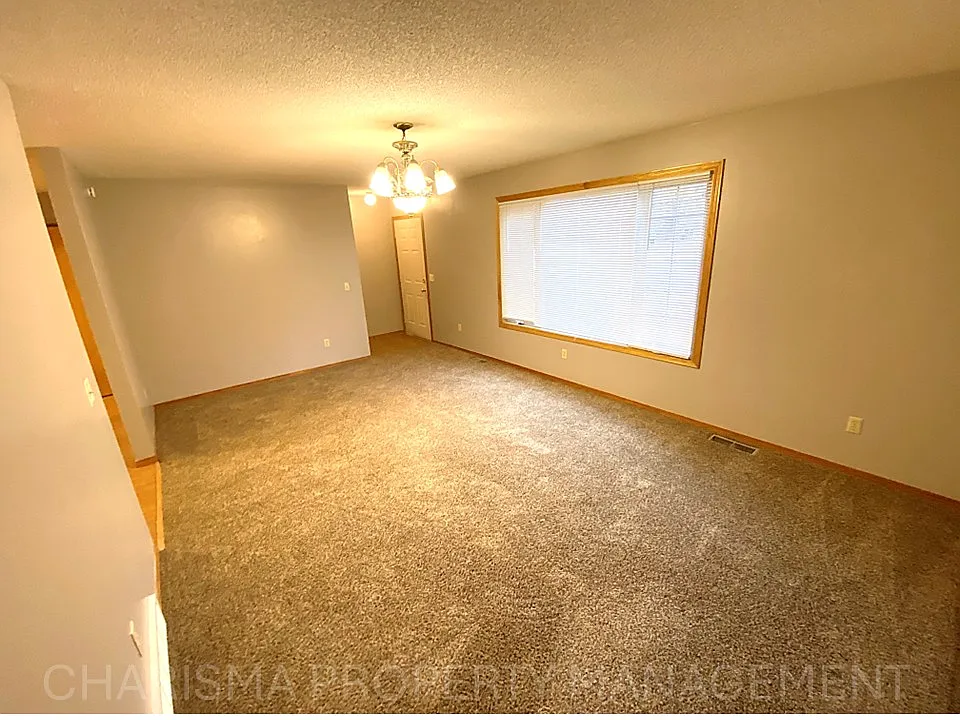 Building Photo - 2721 S Maywood Dr
