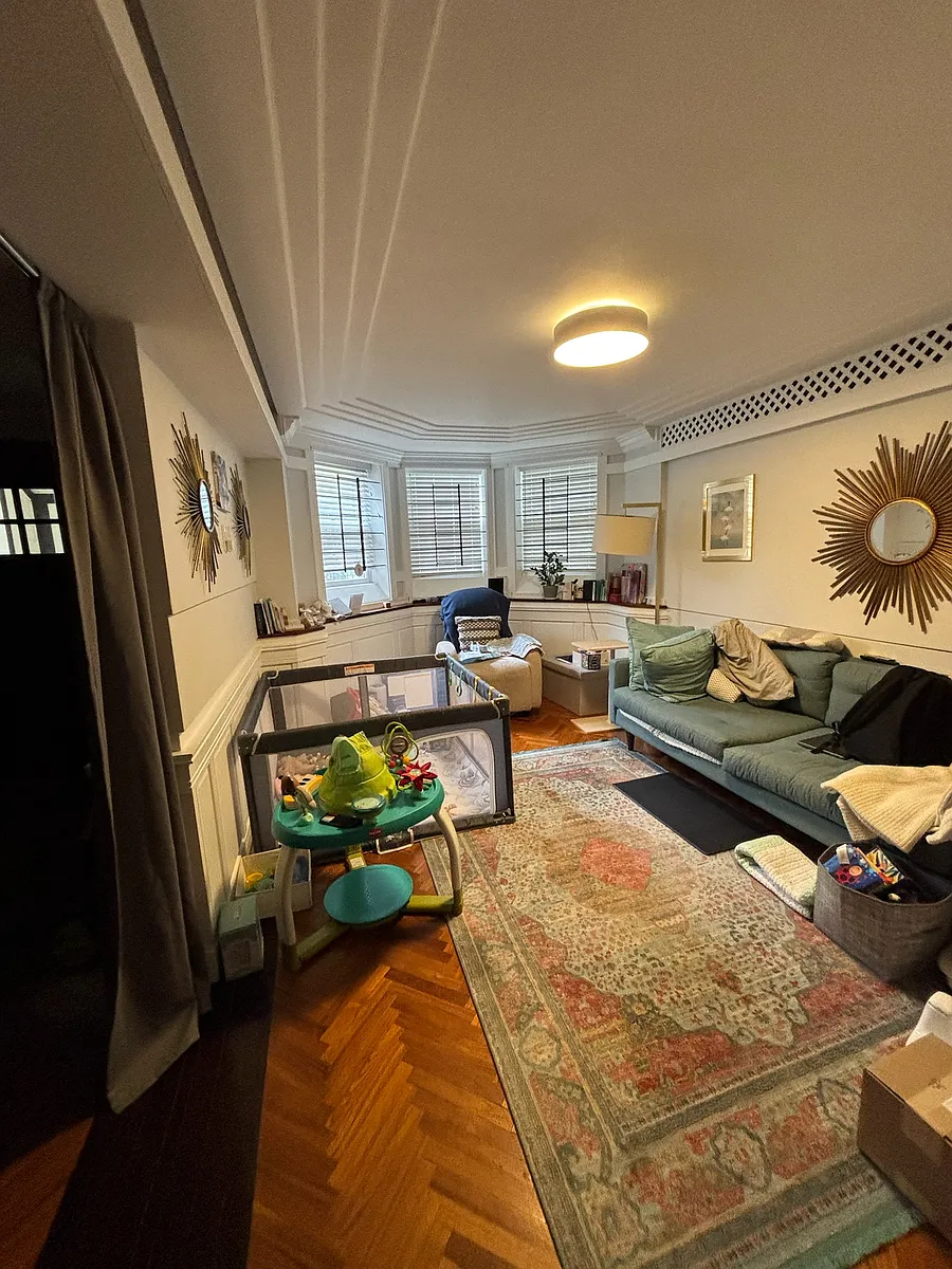 Bay window living room - 1037 W Altgeld St #1