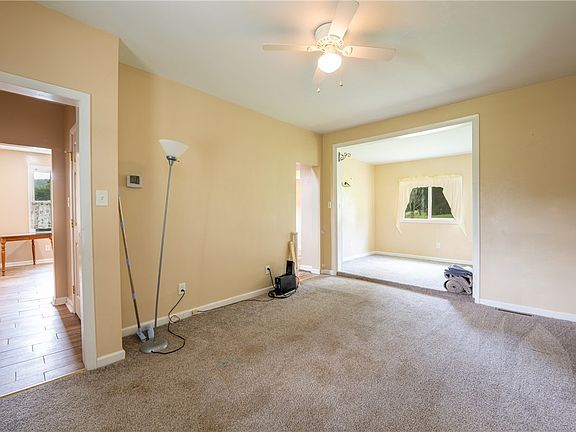 5th image of 102 Amherst Ln