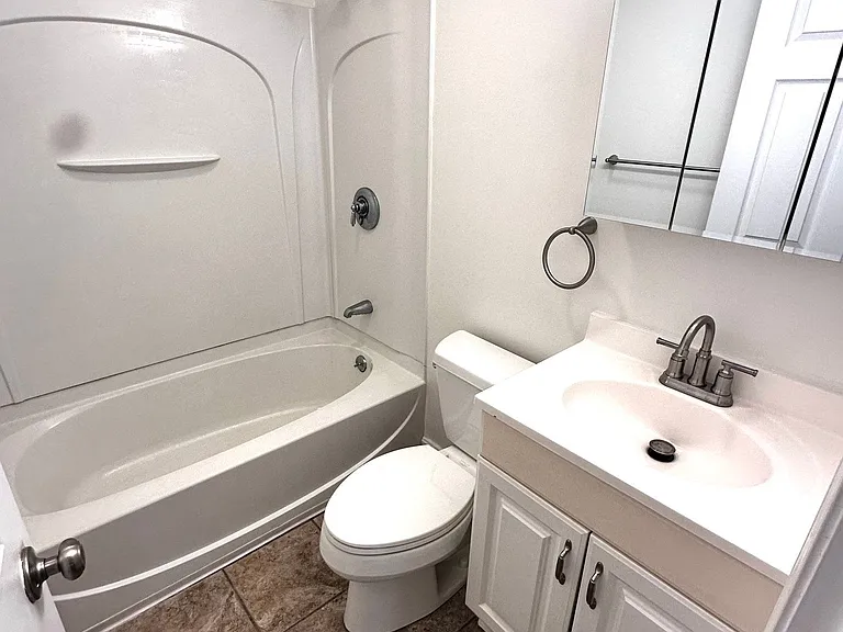 27 Emerald Dr #15 — Photo 8