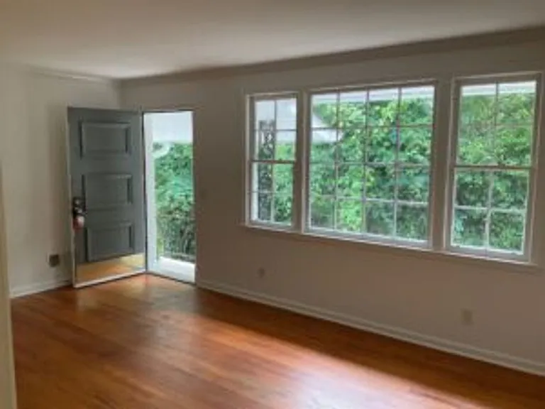 1032 Lancaster St — Photo 3