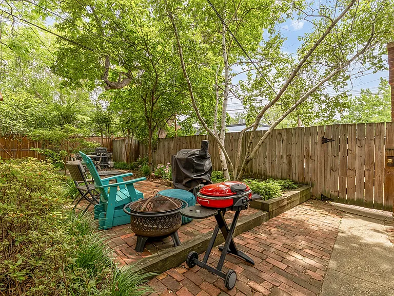 909 E St SE #5 — Photo 23
