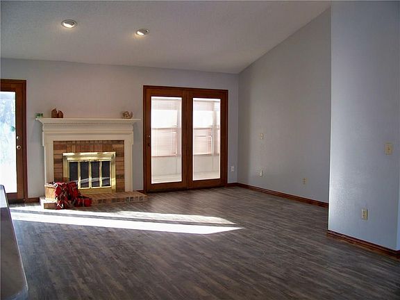 3rd image of 1528 Creekside Dr