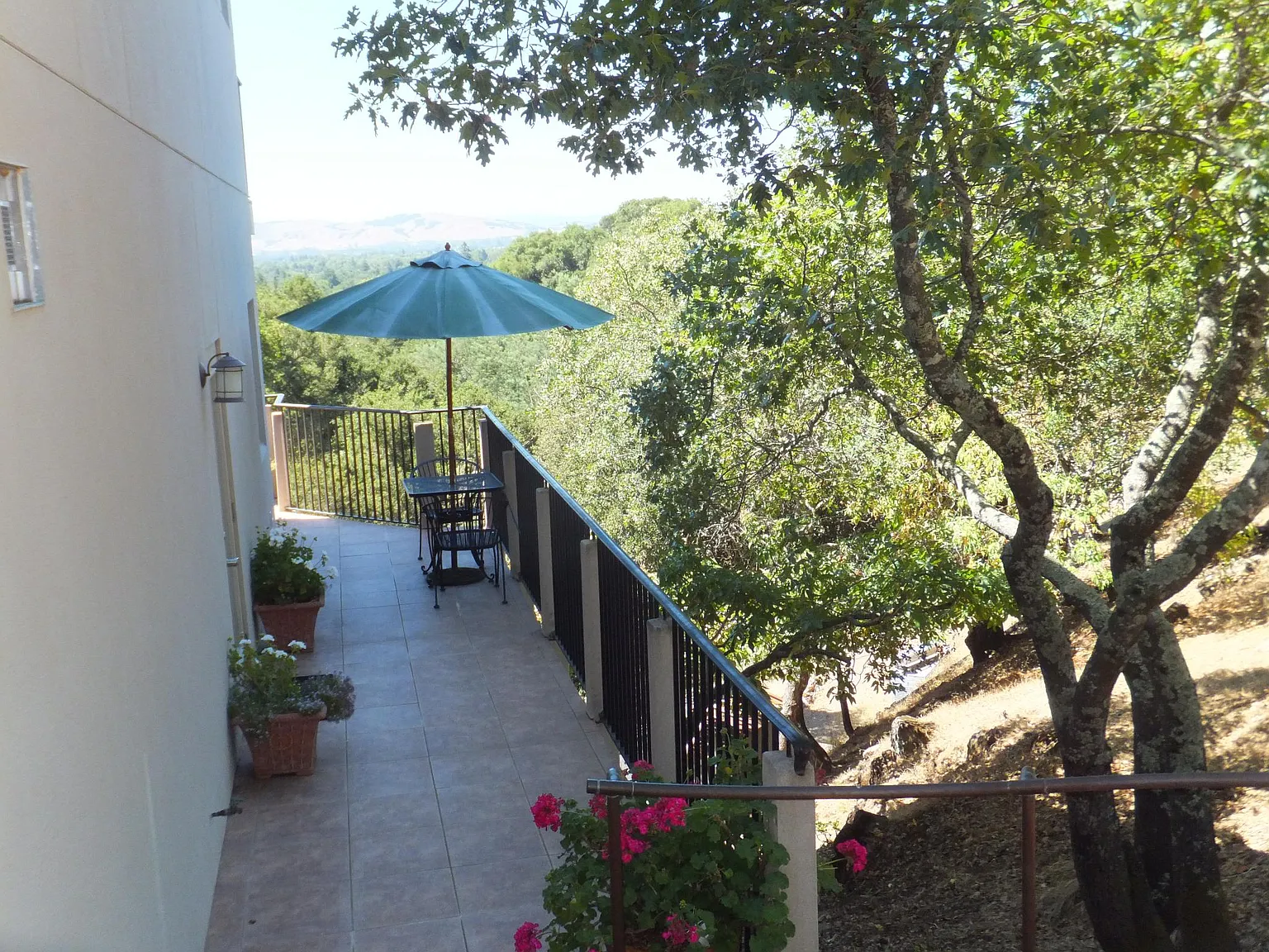580 Mountain Ave — Photo 2