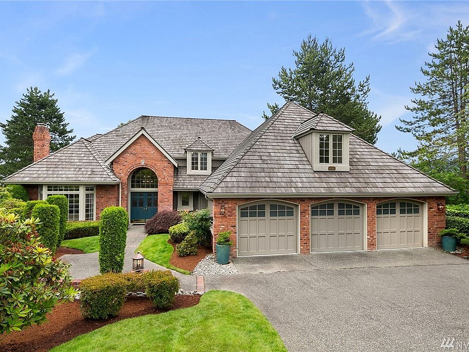 Gorgeous traditional Buchan craftsmanship in a prime cul-de-sac location.