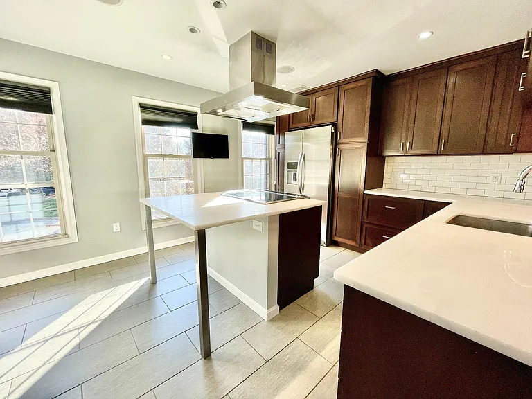 1228 C St SE — Photo 2