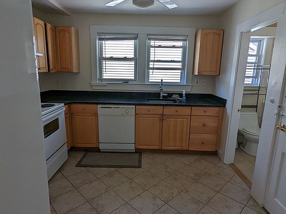 35 Winslow Rd. Belmont Shared Unit Photo 8