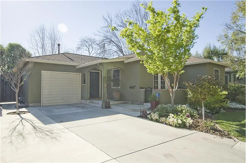 1875 Coastland Ave photo 1