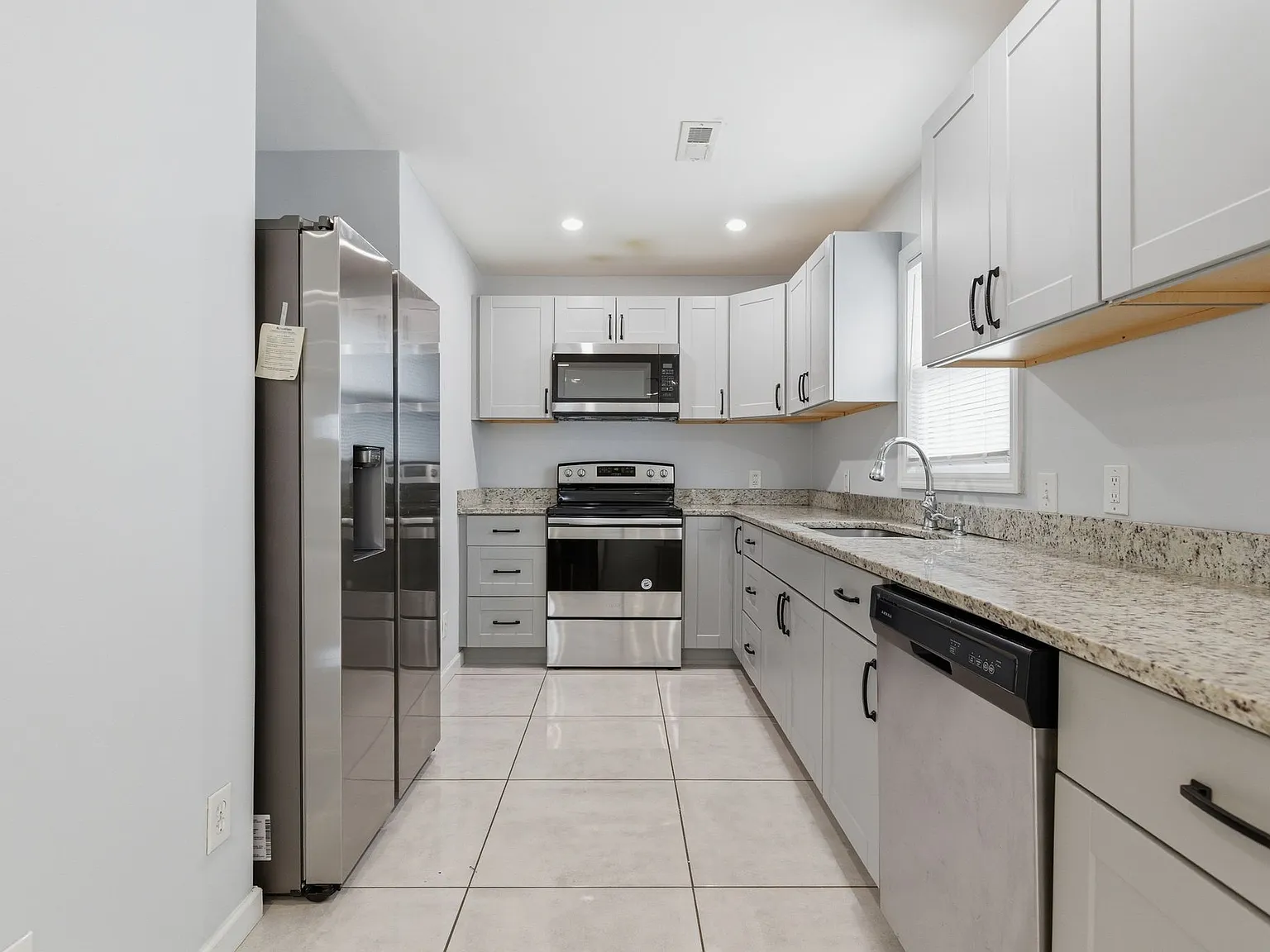 3 bed, 1200 sqft, $2,200 — Photo 3