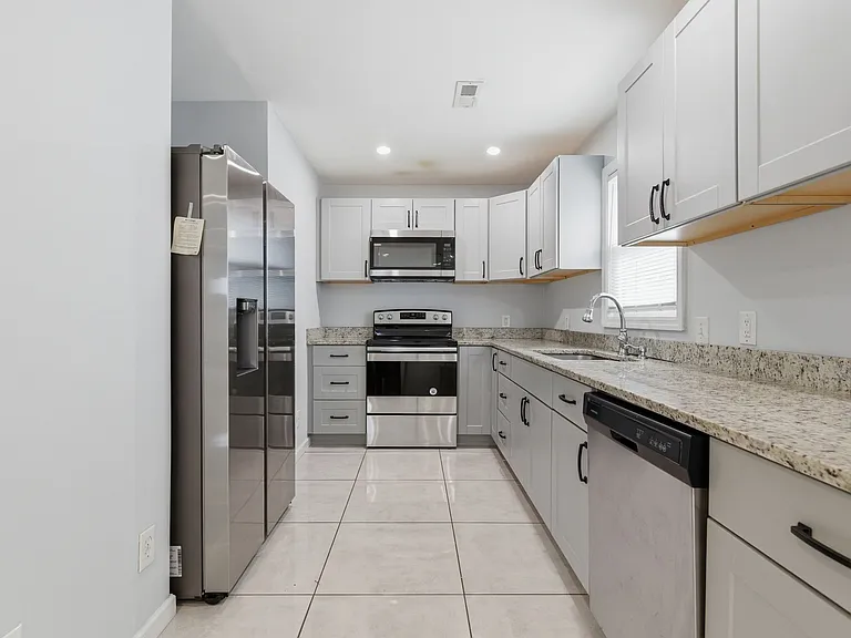 408 Elgin St #B — Photo 3