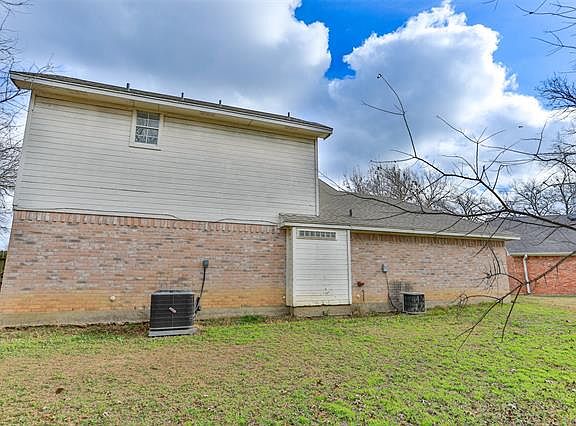 4th image of 1115 Oxford Dr