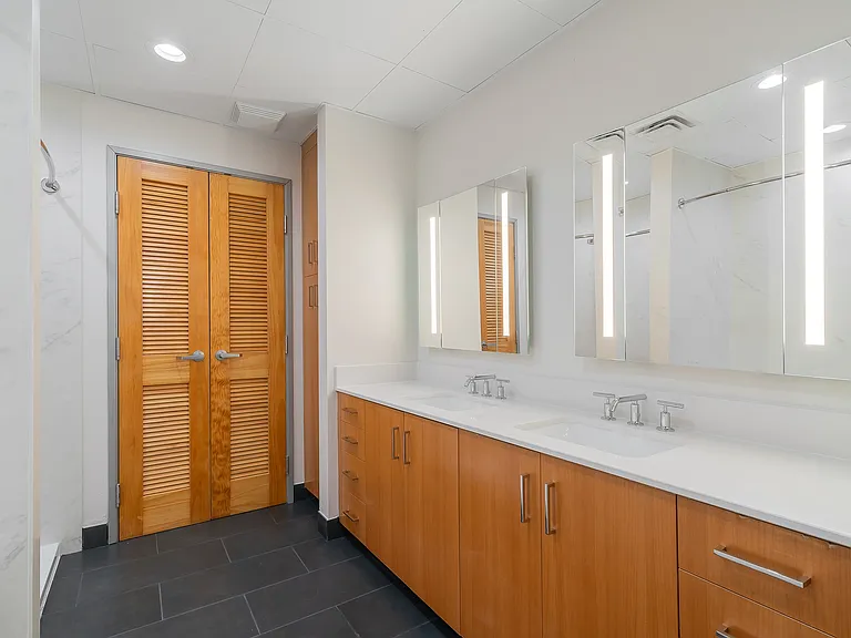 Main 3 Downtown — Photo 15