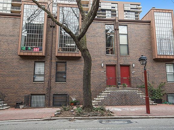 2nd image of 525 1/2 Spruce St #10