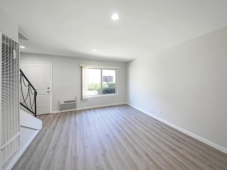 Villa Azusa Apartments — Photo 18