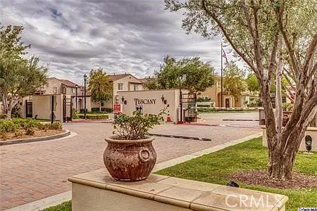 3 bed, 2.5 bath, 1341 sqft, $4,000 — Photo 2