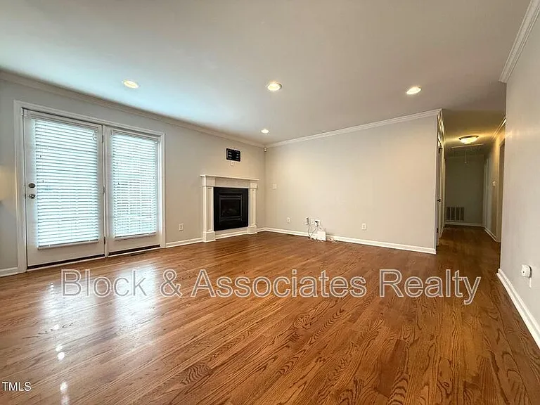 212 Sampson St — Photo 12