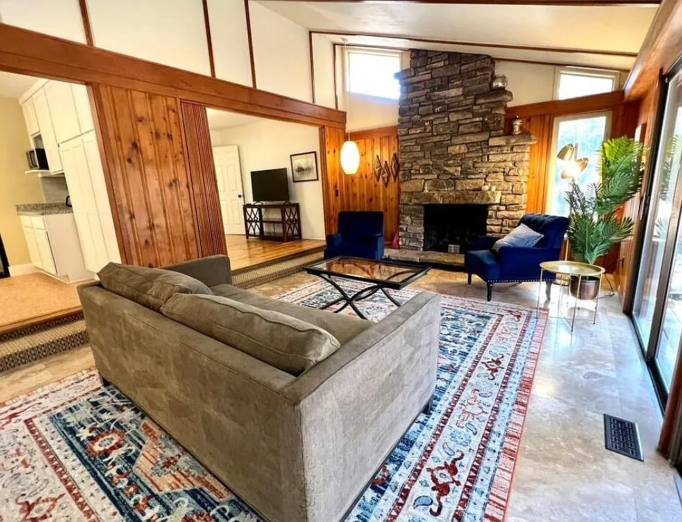 2 bed, 1.5 bath, 1504 sqft, $2,400 — Photo 3