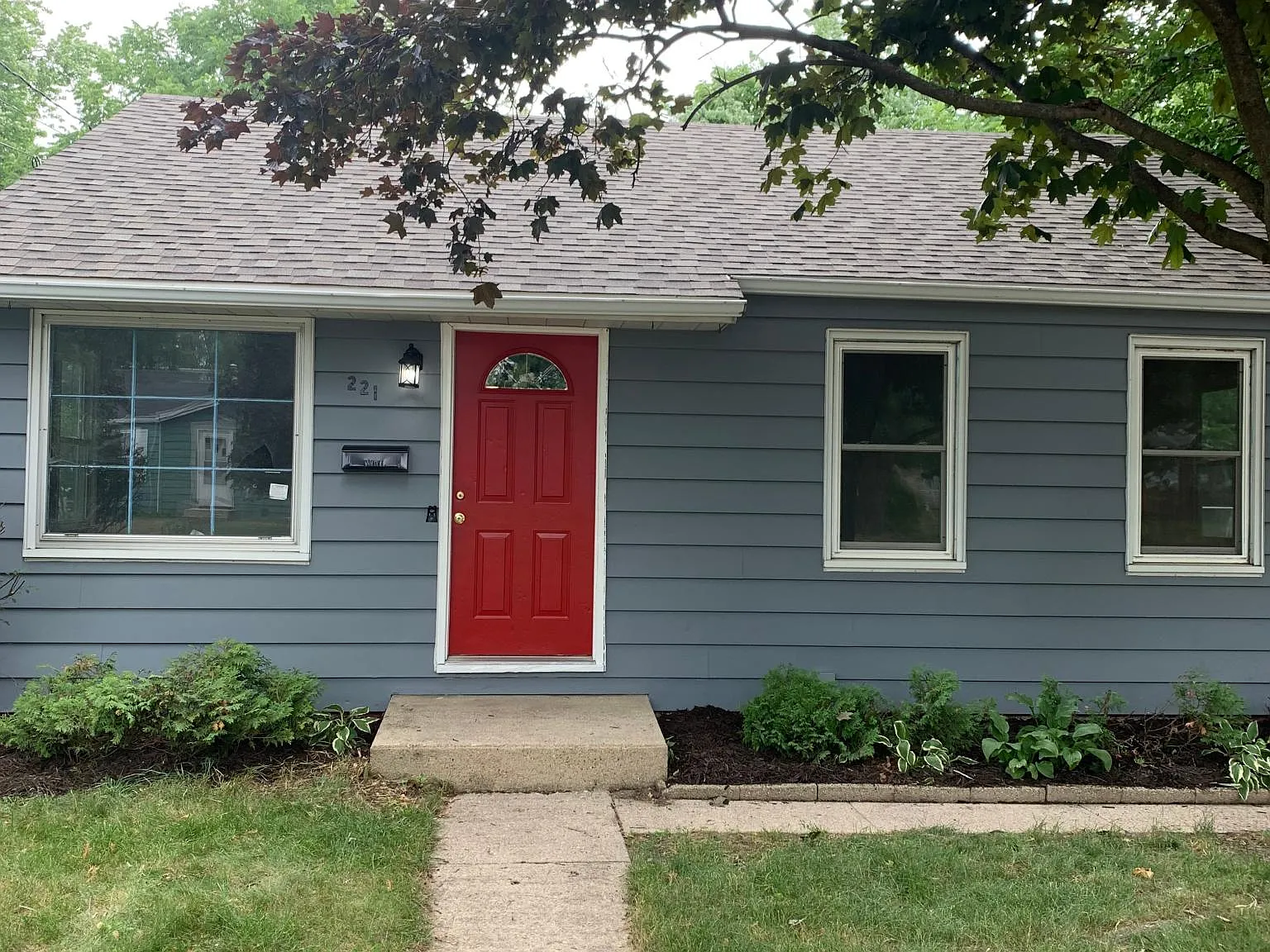 3 bed, 1200 sqft, $1,300 — Photo 1