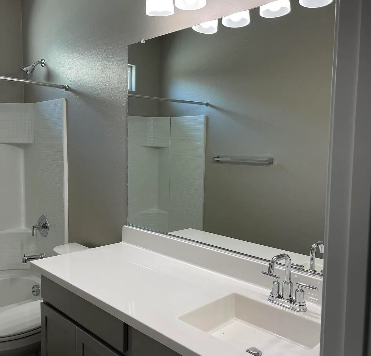 4 bed, 2025 sqft, $2,900 — Photo 2