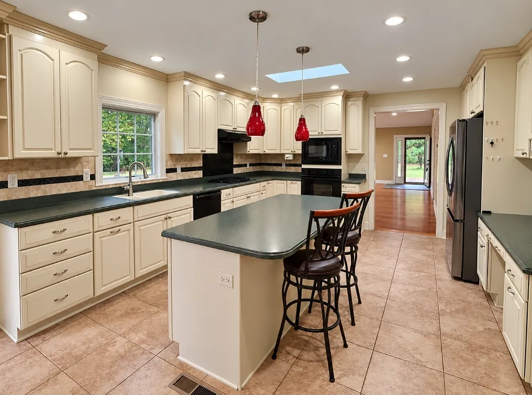 3 bed, 2200 sqft, $2,595 — Photo 2