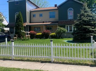 22 Coral Ln, Levittown, PA 19055