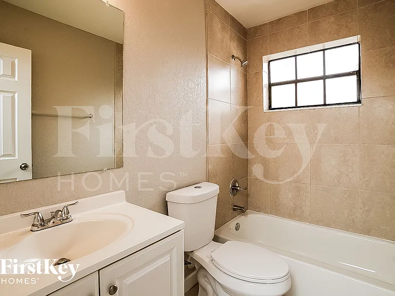 1000 NE 211th Ter — Photo 13