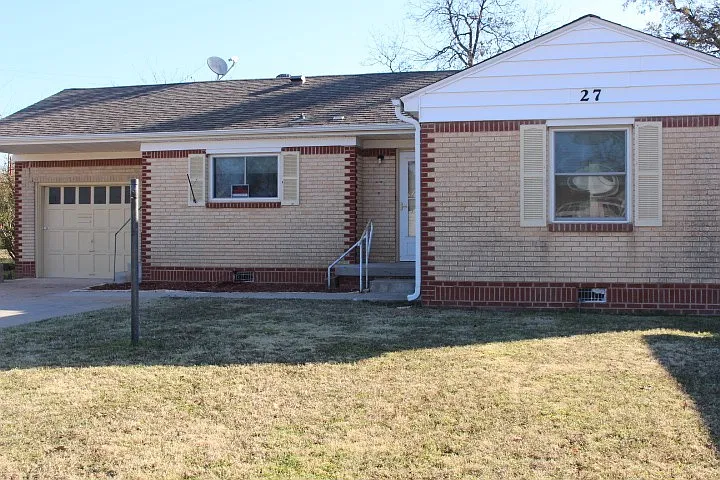 Nice three bedroom close to Hospital and Cameron — Photo 1