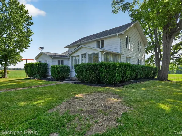 11374 Lahring Rd, Byron, MI 48418