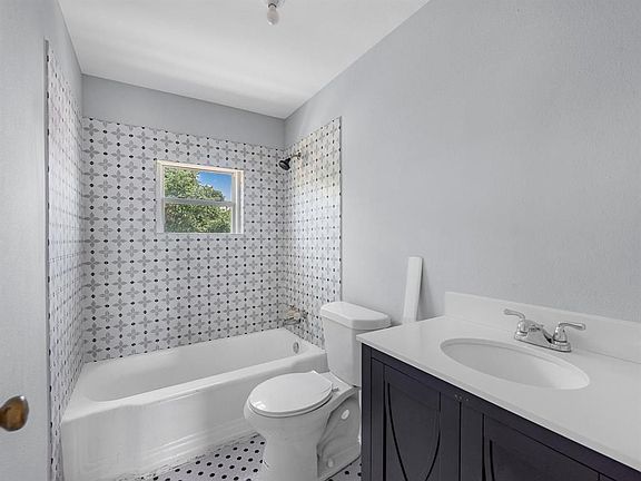 3rd image of 3310 Avenue Q 1/2