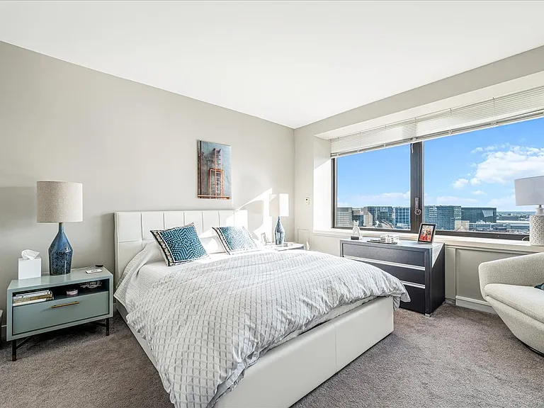 65 E India Row #26F — Photo 23