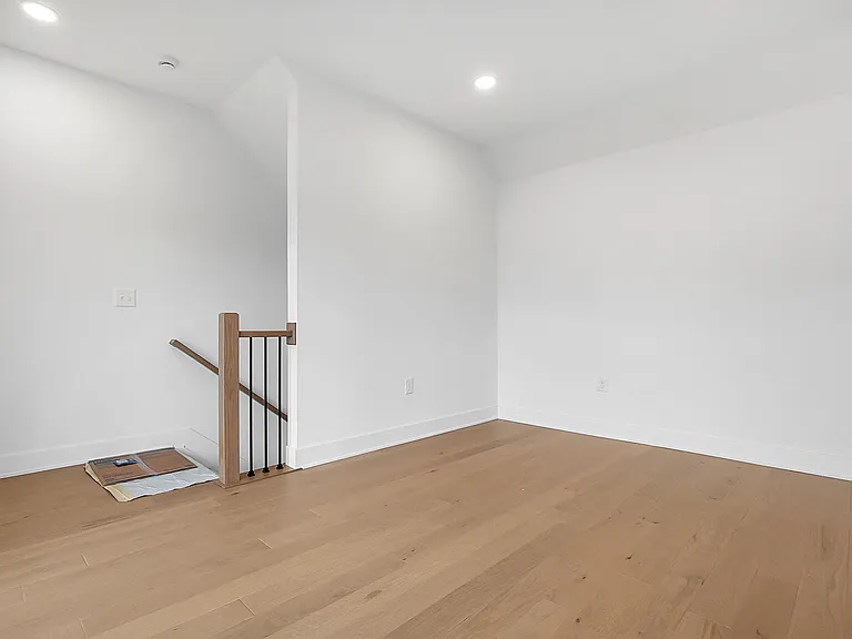 1242 Oxley Rd — Photo 6