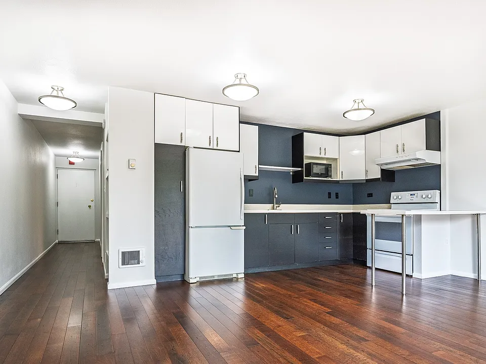 201 2nd St S #105