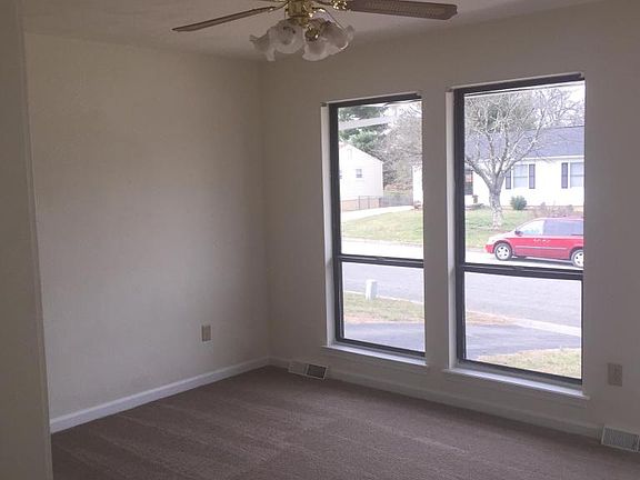 5th image of 3353 Meadowrun Dr NE