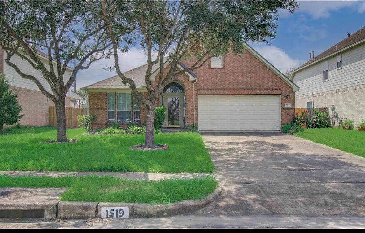 3 bed, 1990 sqft, $2,300 — Photo 1