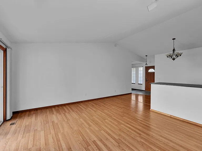 713 SW Puffin St — Photo 3