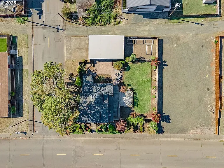 1021 Deal St — Photo 3