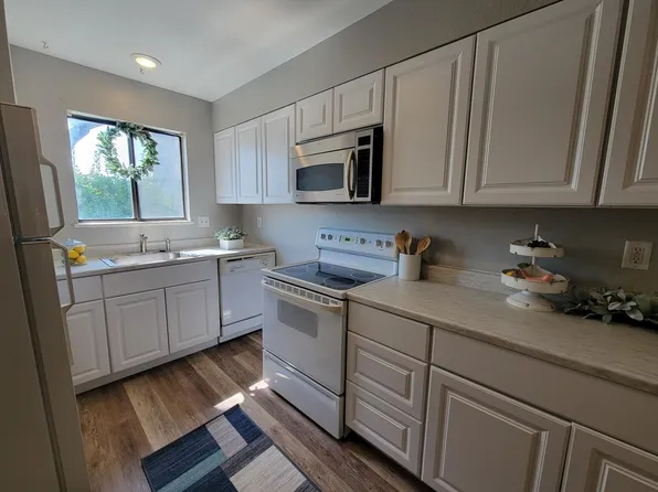 Updated, large 2 bedroom 1.5 bathroom apartment next to Riverbend park!, 919 William Ct #B, Palisade, CO 81526