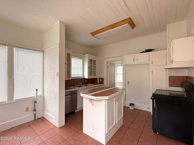 213 General Gardner Ave — Photo 5