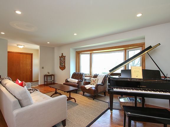 5th image of 830 Braemar Dr