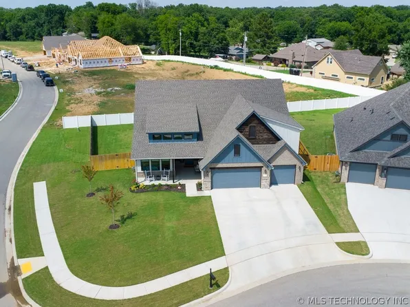 1617 N 72nd St, Broken Arrow, OK 74014