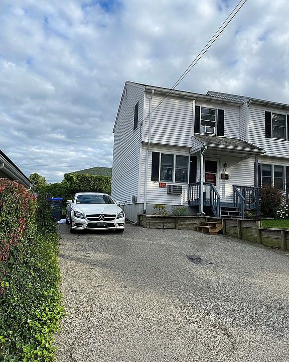 2nd image of 79 Gloucester St #3
