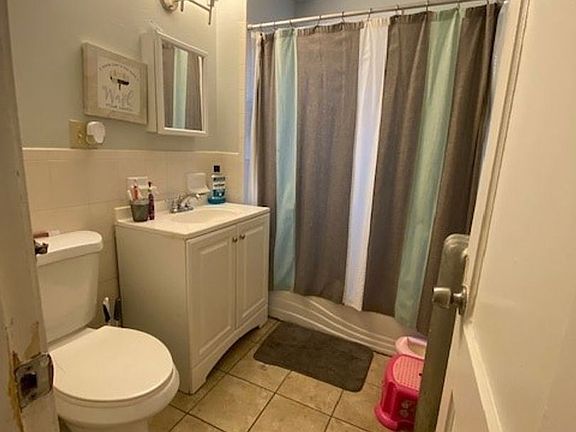 4th image of 144-146 Chester Ave #1