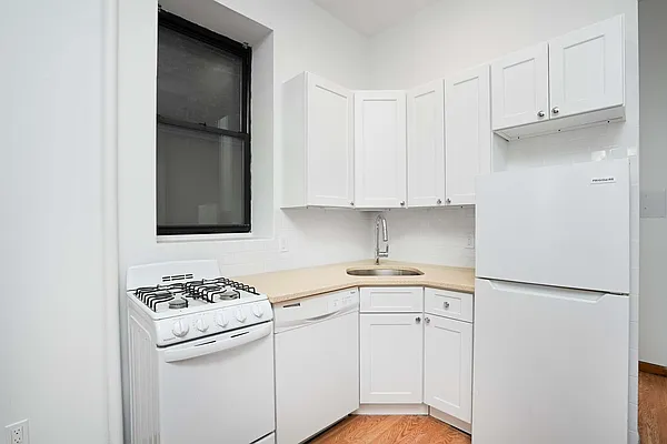 Rented by Waldstar Real Estate LLC | media 25