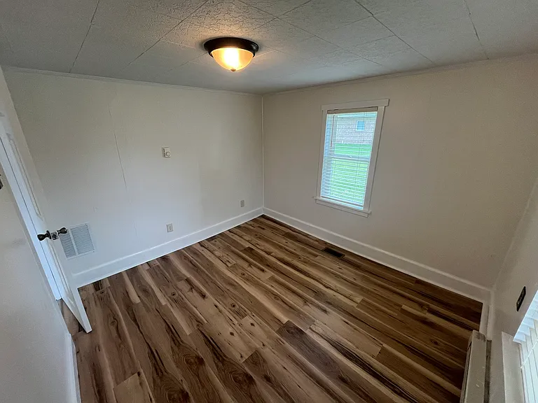328 Tyrone St — Photo 4