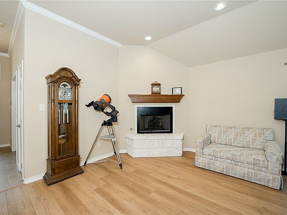 5th image of 802 Dove Landing Ave