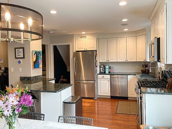Open kitchen w/ SS appliance